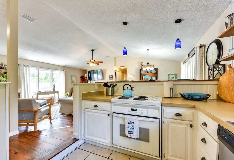 Stunning St Simons Island Home W/ Yard Near Beach!