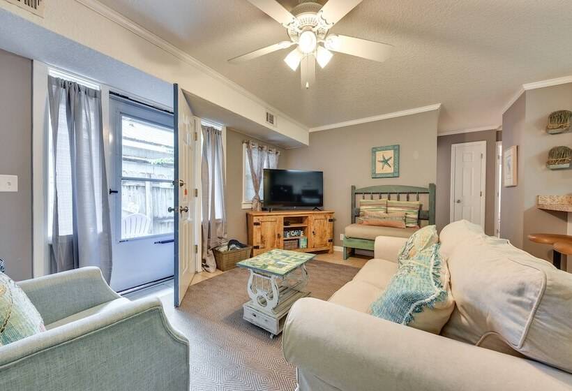 Stunning St Simons Island Home W/ Yard Near Beach!