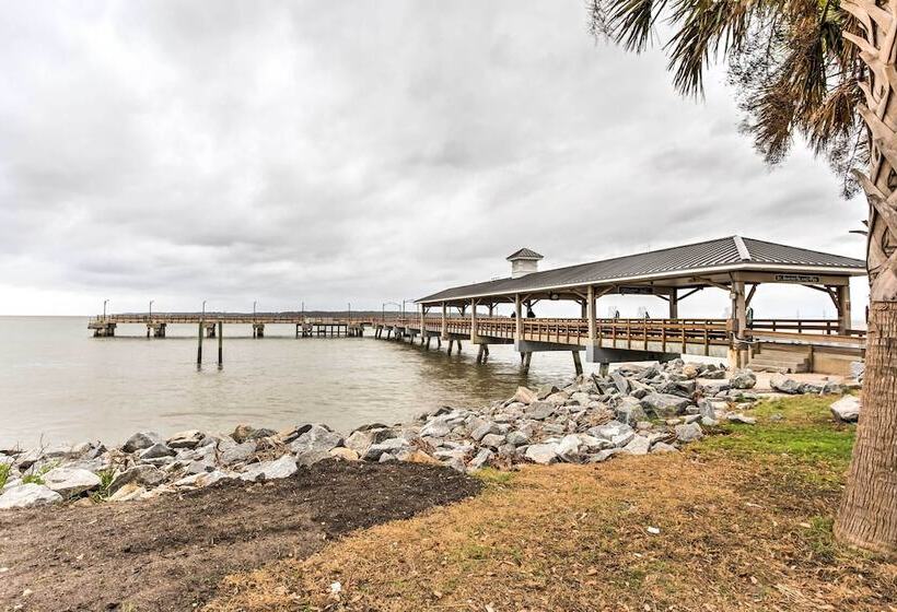 Stunning St Simons Island Home W/ Yard Near Beach!