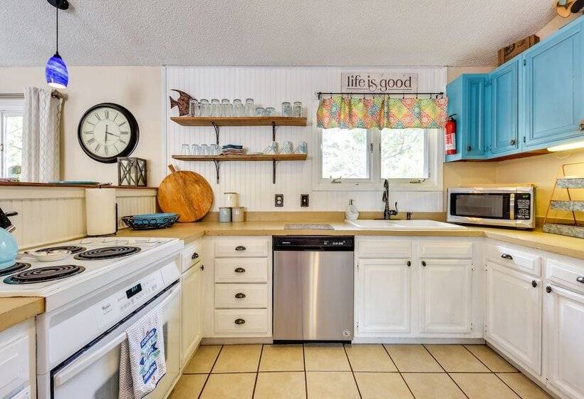 Stunning St Simons Island Home W/ Yard Near Beach!