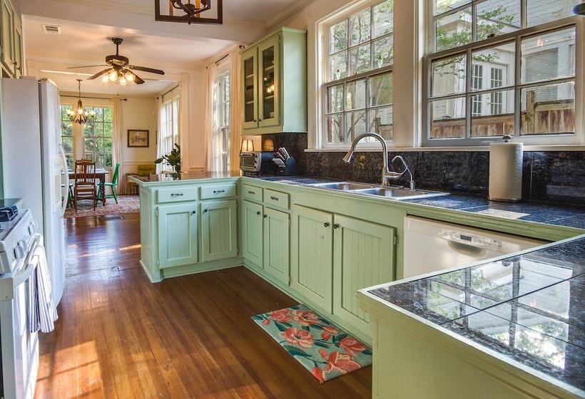 Stylish Jackson Home: Walk To Dining & Shops!