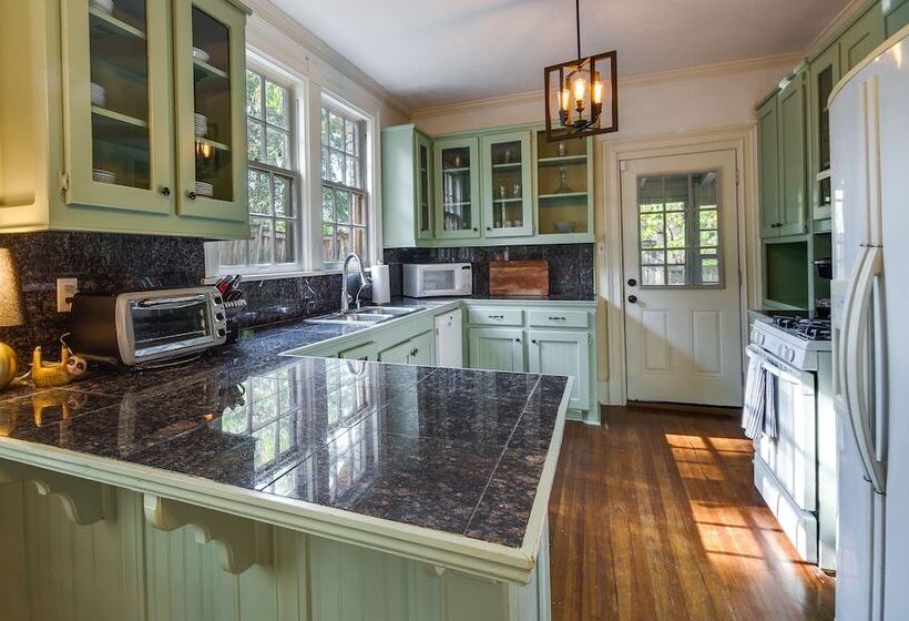 Stylish Jackson Home: Walk To Dining & Shops!