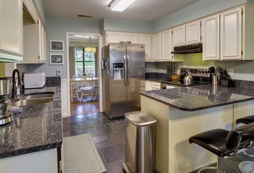 Sunny Savannah Home W/ Hot Tub ~ 10 Mi To Downtown