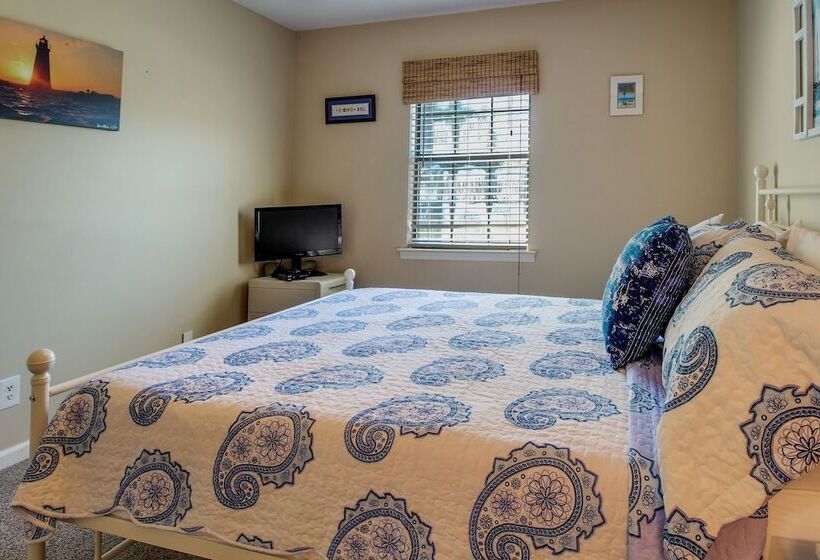 Sunny Savannah Home W/ Hot Tub ~ 10 Mi To Downtown