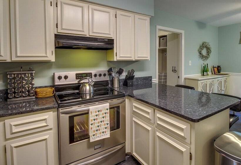 Sunny Savannah Home W/ Hot Tub ~ 10 Mi To Downtown
