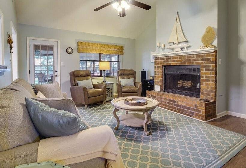 Sunny Savannah Home W/ Hot Tub ~ 10 Mi To Downtown