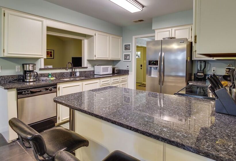 Sunny Savannah Home W/ Hot Tub ~ 10 Mi To Downtown