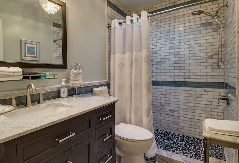 Sunny Savannah Home W/ Hot Tub ~ 10 Mi To Downtown