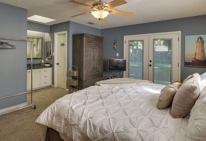 Sunny Savannah Home W/ Hot Tub ~ 10 Mi To Downtown