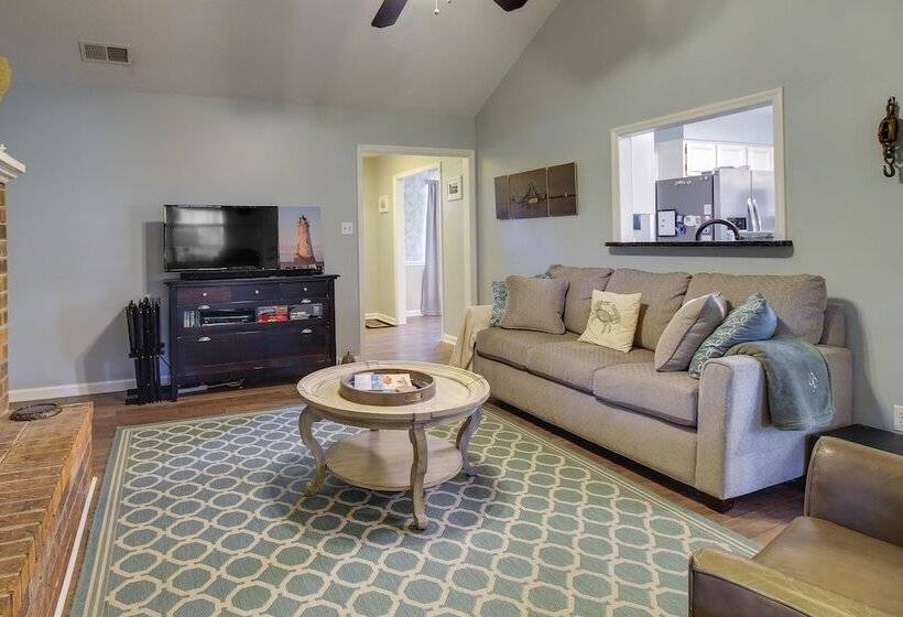 Sunny Savannah Home W/ Hot Tub ~ 10 Mi To Downtown