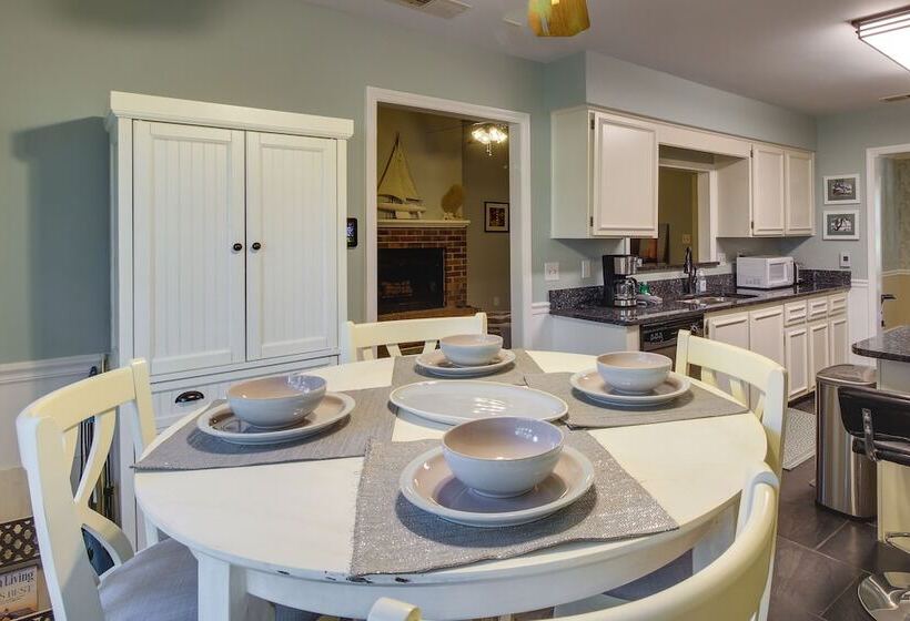 Sunny Savannah Home W/ Hot Tub ~ 10 Mi To Downtown