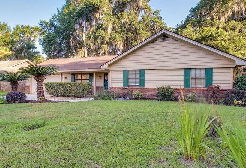 Sunny Savannah Home W/ Hot Tub ~ 10 Mi To Downtown