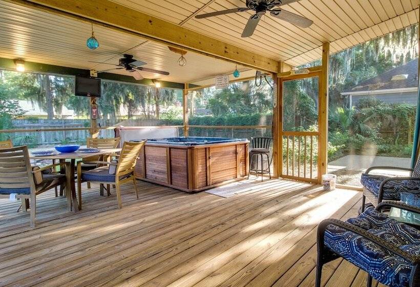 Sunny Savannah Home W/ Hot Tub ~ 10 Mi To Downtown