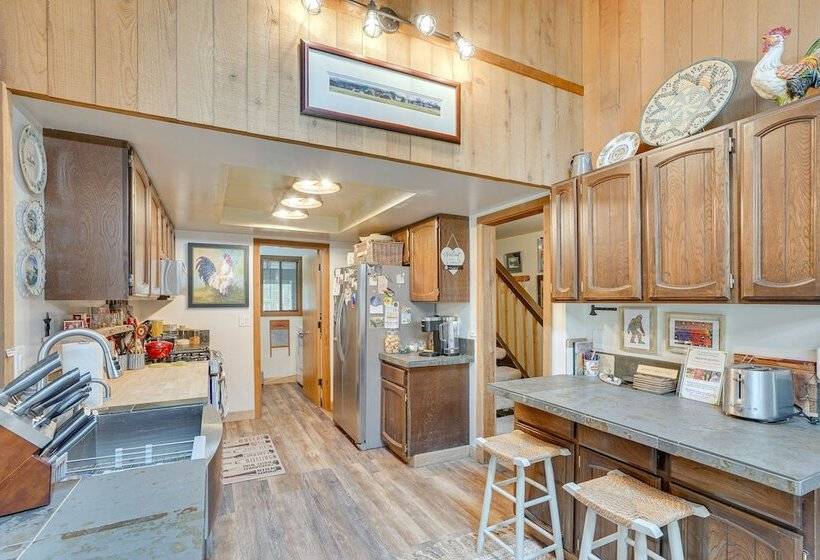 Sunriver Resort Home: Near Skiing, Town & Trails