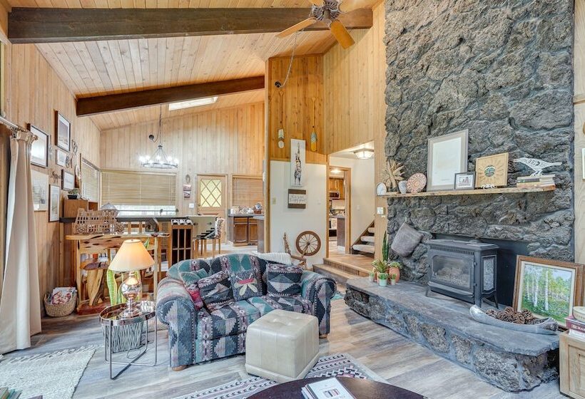 Sunriver Resort Home: Near Skiing, Town & Trails