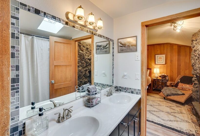 Sunriver Resort Home: Near Skiing, Town & Trails