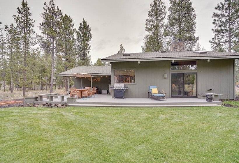 Sunriver Resort Home: Near Skiing, Town & Trails