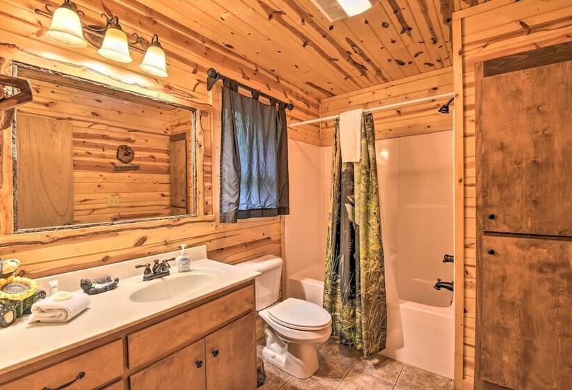 The Honeybee Cabin W/ Private Porch + Hot Tub