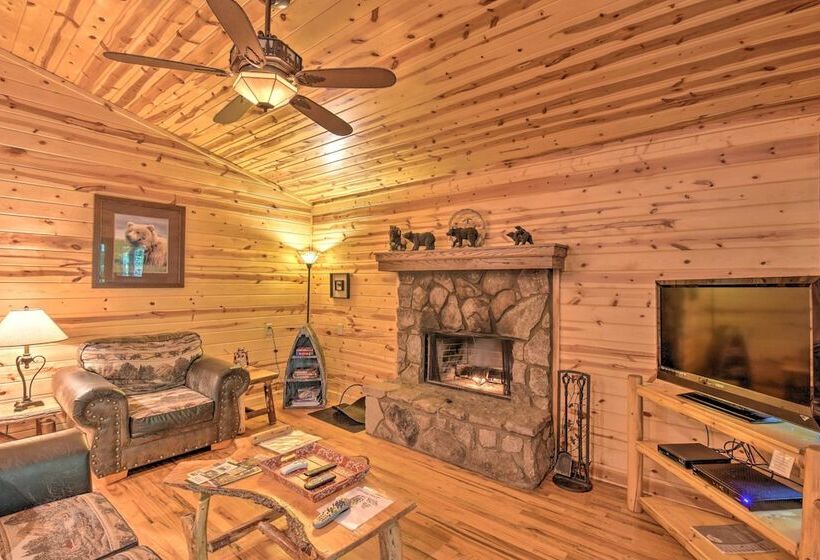 The Honeybee Cabin W/ Private Porch + Hot Tub