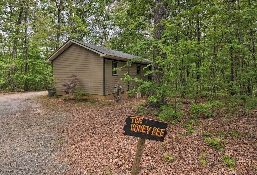 The Honeybee Cabin W/ Private Porch + Hot Tub