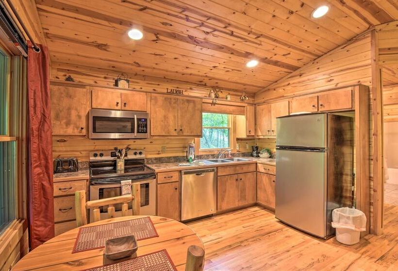 The Honeybee Cabin W/ Private Porch + Hot Tub