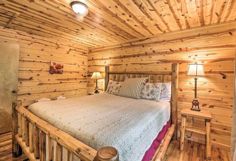 The Honeybee Cabin W/ Private Porch + Hot Tub