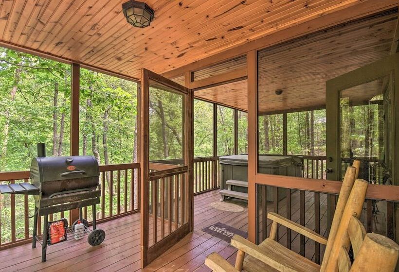 The Honeybee Cabin W/ Private Porch + Hot Tub