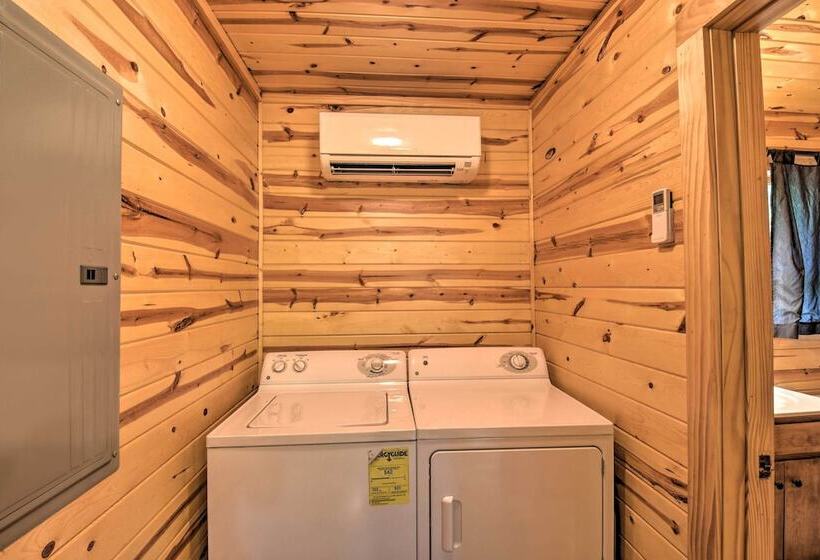 The Honeybee Cabin W/ Private Porch + Hot Tub