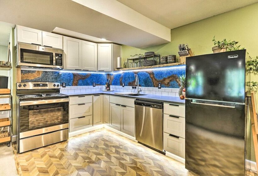 The Owls Nest W/ Hot Tub & Forest Views!