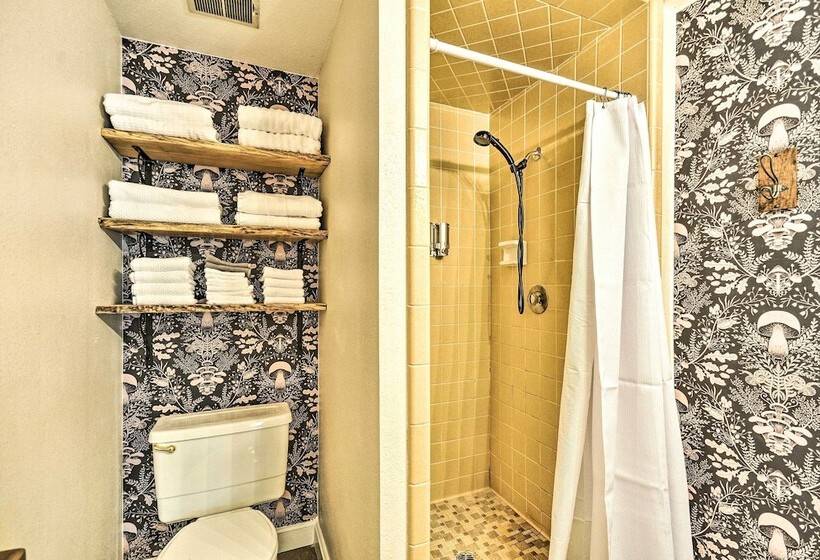 The Owls Nest W/ Hot Tub & Forest Views!