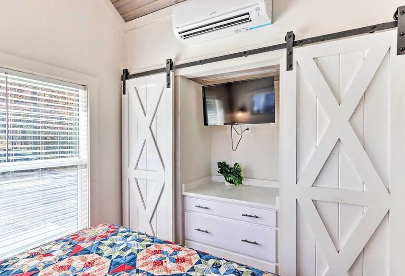 Tiny Home Retreat W/ Fire Pit ~ 3 Mi To Lake!