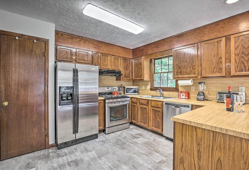 Quiet Home W/ Fire Pit   1 Mi To Downtown Acworth!