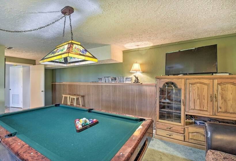 Tree Top Cabin W/ Game Room & Mountain Views!