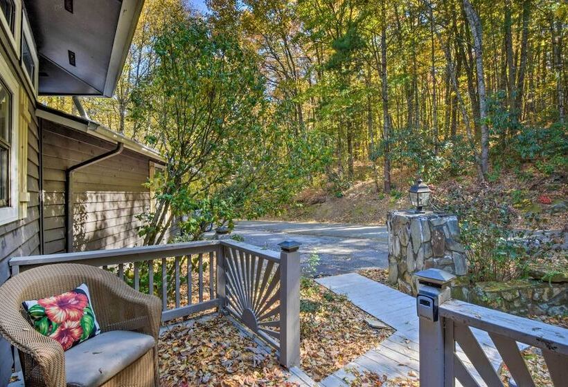 Tree Top Cabin W/ Game Room & Mountain Views!