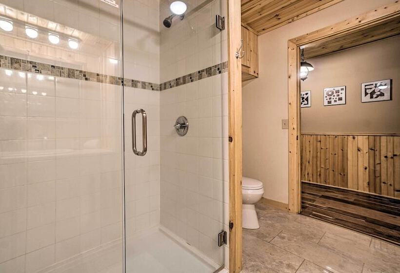 Hot Tub & Fire Pit: Trinity Oaks Escape