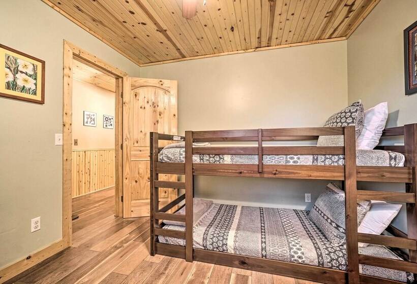 Hot Tub & Fire Pit: Trinity Oaks Escape