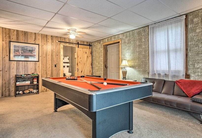 Hot Tub & Fire Pit: Trinity Oaks Escape