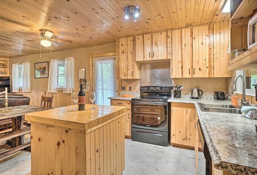 Hot Tub & Fire Pit: Trinity Oaks Escape