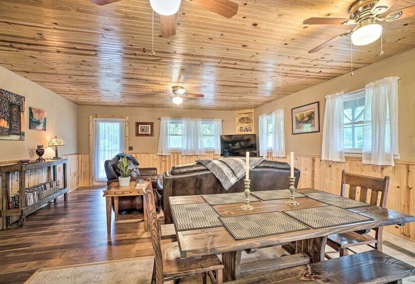 Hot Tub & Fire Pit: Trinity Oaks Escape