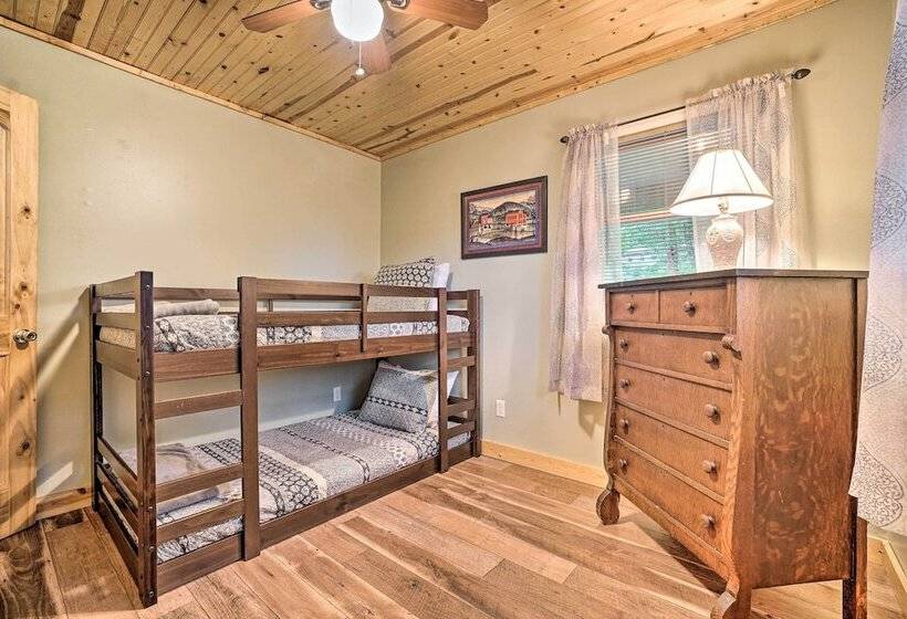 Hot Tub & Fire Pit: Trinity Oaks Escape