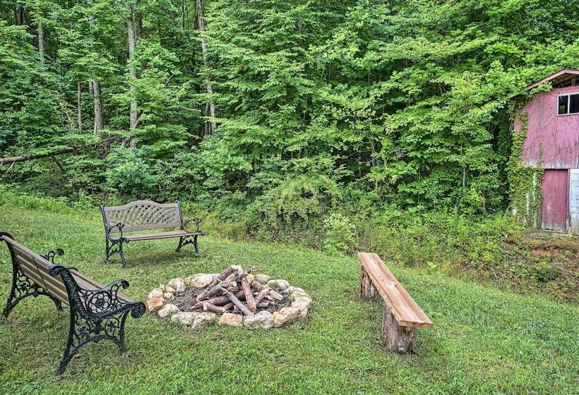 Hot Tub & Fire Pit: Trinity Oaks Escape