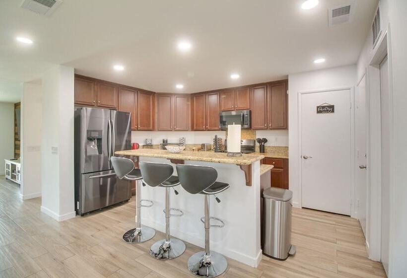 Chic Indio Oasis W/ Game Room + Gas Grill!