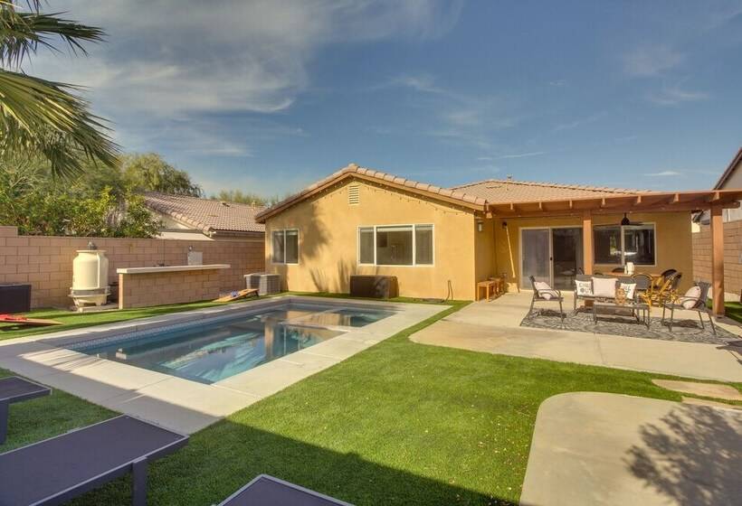 Chic Indio Oasis W/ Game Room + Gas Grill!