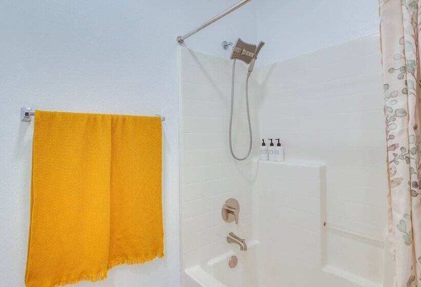 Chic Indio Oasis W/ Game Room + Gas Grill!