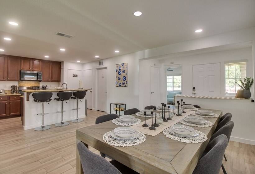 Chic Indio Oasis W/ Game Room + Gas Grill!