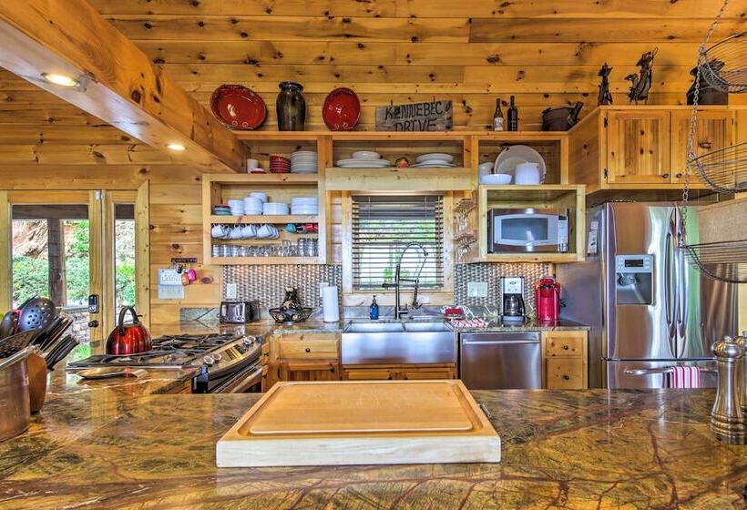 Unique Mineral Bluff Home With Mountain Views!