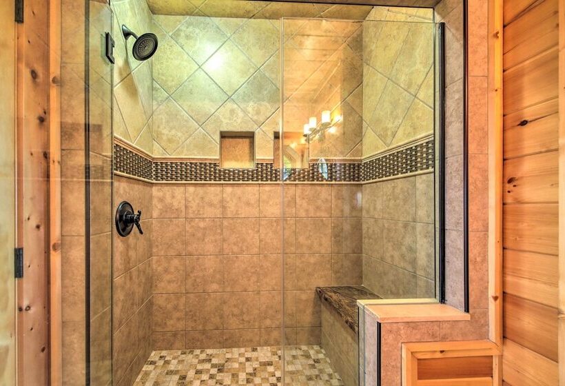 Unique Mineral Bluff Home With Mountain Views!