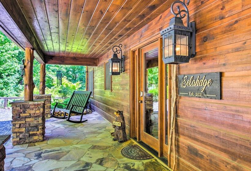 Unique Mineral Bluff Home With Mountain Views!