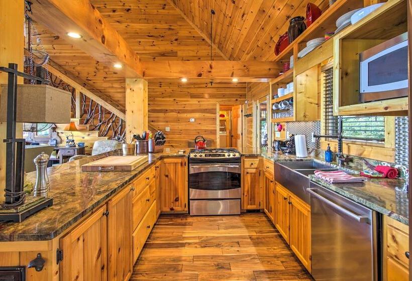 Unique Mineral Bluff Home With Mountain Views!