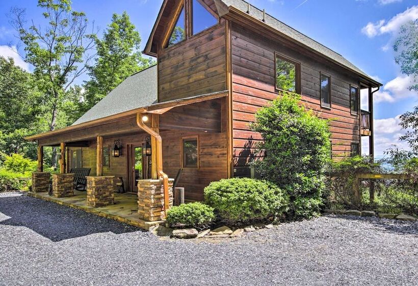 Unique Mineral Bluff Home With Mountain Views!